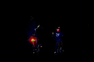 Twee fietsers zonder hesje Enkel fiets- en helmverlichting